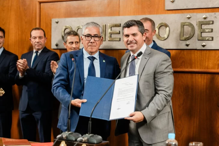 El gobernador Orrego le tomó juramento al nuevo secretario de Seguridad y Orden Público
