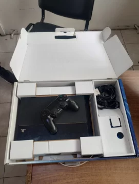 Cae una mujer con dólares, tarjetas, relojes, perfumes y aparatos robados Cae una mujer con dólares, tarjetas, relojes, perfumes y aparatos robados