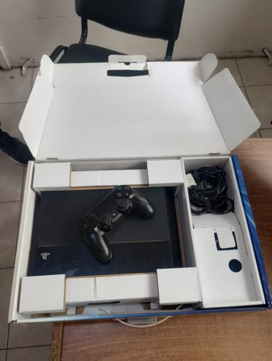 Cae una mujer con dólares, tarjetas, relojes, perfumes y aparatos robados Cae una mujer con dólares, tarjetas, relojes, perfumes y aparatos robados