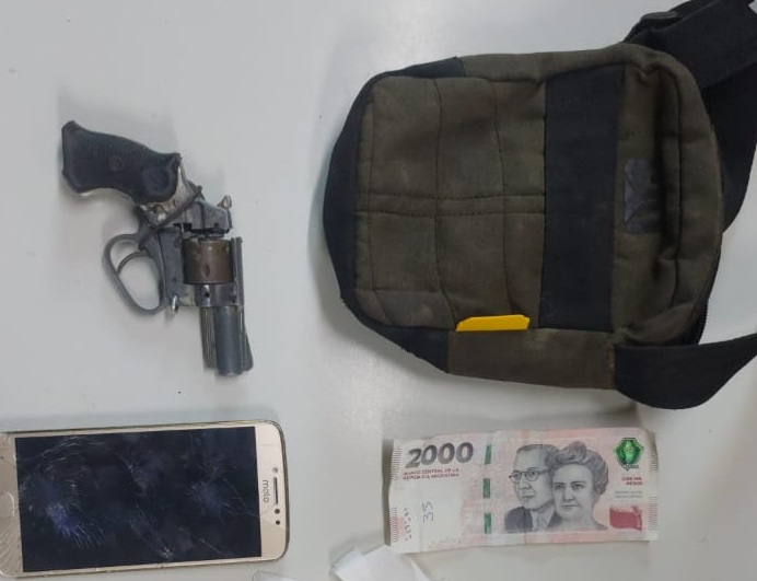 Vieron a la policía y se fugaron: dejaron tirado un revolver y un celular Vieron a la policía y se fugaron: dejaron tirado un revolver y un celular