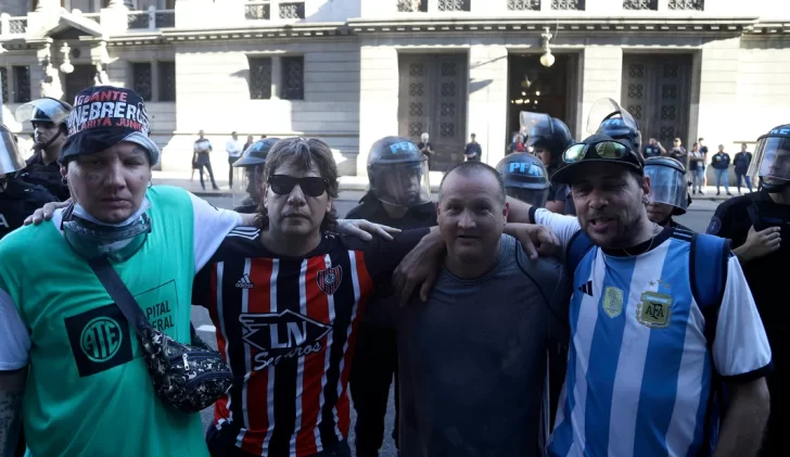 El Gobierno oficializó que quienes corten el tránsito no podrán ir a la cancha El Gobierno oficializó que quienes corten el tránsito no podrán ir a la cancha