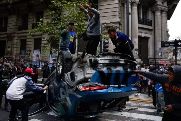 El Gobierno pidió allanamientos y las detenciones de 29 barras bravas que marcharon al Congreso