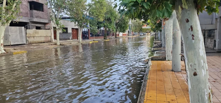 Un tramo de calle Mendoza se inundó una vez más por las lluvias Un tramo de calle Mendoza se inundó una vez más por las lluvias