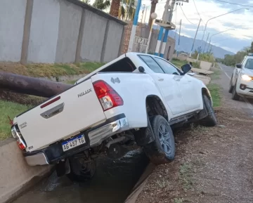 Se quedó dormido y terminó con la camioneta en una acequia Se quedó dormido y terminó con la camioneta en una acequia