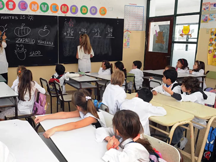 Sin aval de los gremios, el gobierno nacional fijó el sueldo mínimo docente en $500.000 Sin aval de los gremios, el gobierno nacional fijó el sueldo mínimo docente en $500.000