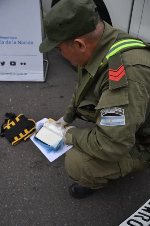 Gendarmería detuvo a dos conductores con más de dos kilos y medio de cocaína Gendarmería detuvo a dos conductores con más de dos kilos y medio de cocaína
