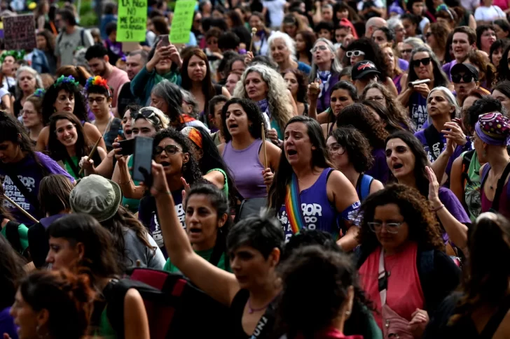 8M: miles de mujeres, organizaciones políticas y sociales se congregan en Plaza de Mayo