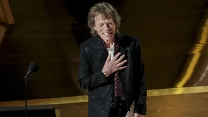 Mick Jagger dijo presente para  entregar el Oscar a Mejor Canción Original