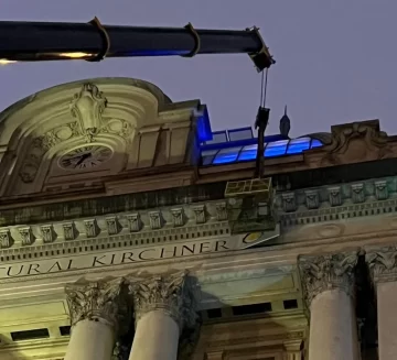 El Gobierno mostró cómo sacó el nombre Centro Cultural Kirchner de la fachada del Palacio Libertad