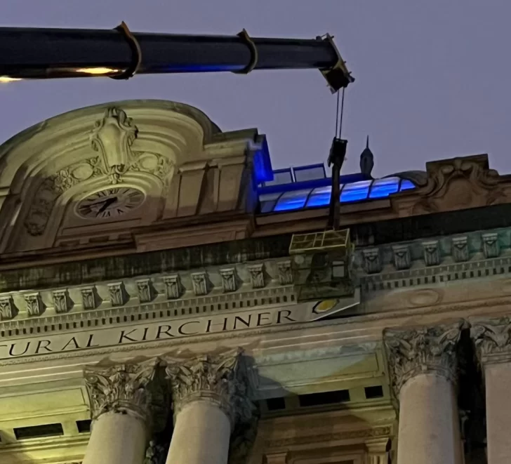 El Gobierno mostró cómo sacó el nombre Centro Cultural Kirchner de la fachada del Palacio Libertad