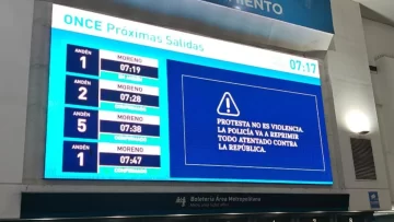 El Gobierno usó las estaciones de tren para advertir sobre la represión en la marcha de jubilados El Gobierno usó las estaciones de tren para advertir sobre la represión en la marcha de jubilados