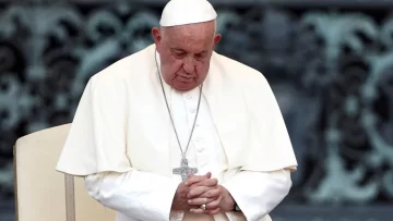 El Vaticano informó que el papa Francisco sigue en reposo y “durmió toda la noche” tras la crisis respiratoria
