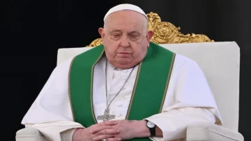 El Papa sigue “estable” y mostró una “leve mejoría”