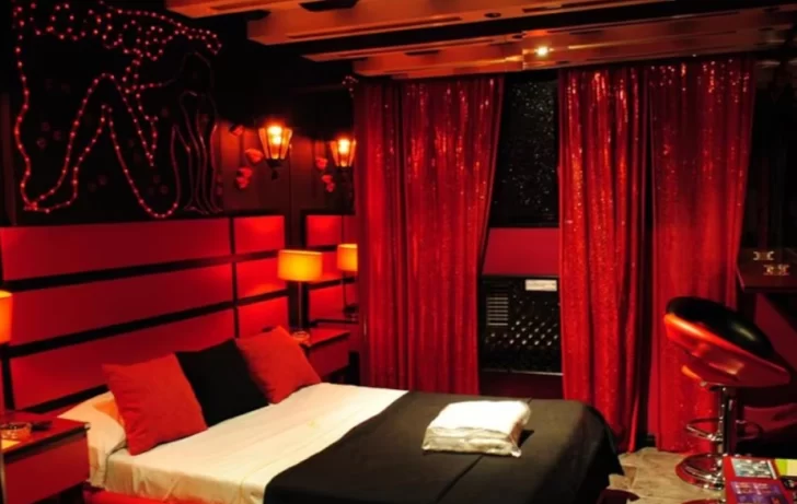 Le dio una golpiza a su pareja en un hotel alojamiento porque ella lo dejó: zafó de ir a prisión