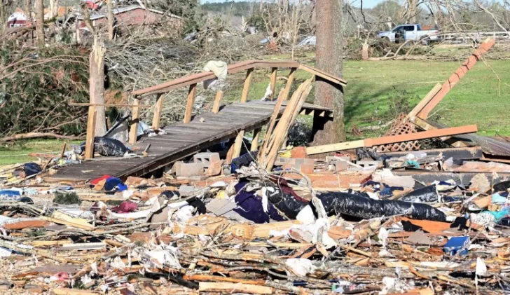 Feroz temporal en los Estados Unidos: ya son 39 los muertos por los tornados e incendios Feroz temporal en los Estados Unidos: ya son 39 los muertos por los tornados e incendios