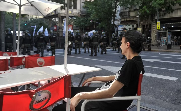 El Gobierno recupera el control de la calle