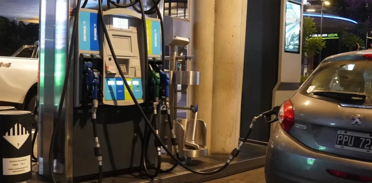 YPF bajará un 4% los precios de la nafta y el gasoil desde el 1 de mayo YPF bajará un 4% los precios de la nafta y el gasoil desde el 1 de mayo