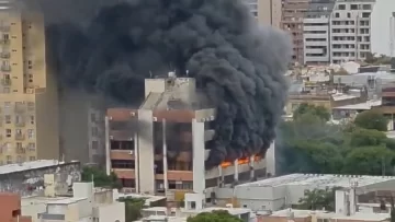 Impactante incendio en la sede de la obra social del Gobierno de Córdoba