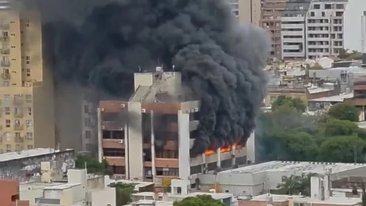 Impactante incendio en la sede de la obra social del Gobierno de Córdoba