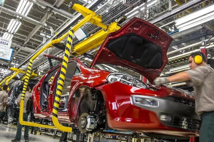 Se enfría la producción automotriz