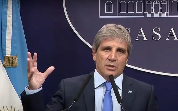 El lunes levantan el cepo al dólar que flotará entre 1.000 y $1400