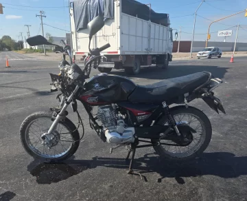 Murió al estrellarse en moto contra un camión