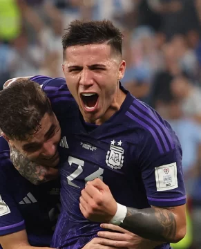 Enzo Fernández, en una lucha con el calendario