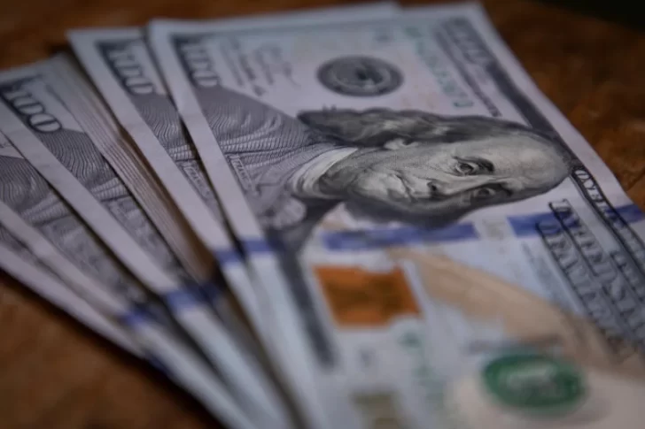 Nuevo programa cambiario: si el dólar se va a $1.400 la devaluación será del 23%