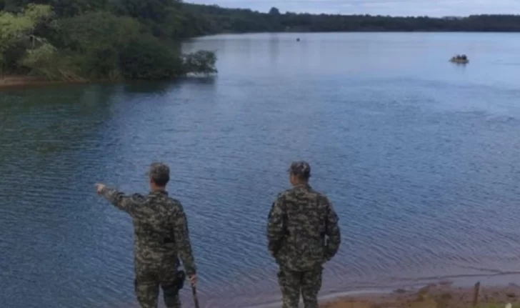 Una familia quería cruzar desde Misiones a Paraguay y se le rompió la canoa: murió una nena de 4 años Una familia quería cruzar desde Misiones a Paraguay y se le rompió la canoa: murió una nena de 4 años