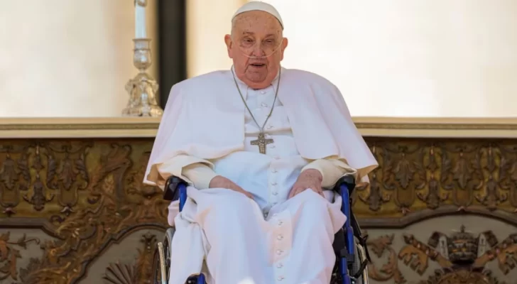 El papa Francisco reapareció en la plaza San Pedro y saludó a los fieles, en medio de su recuperación