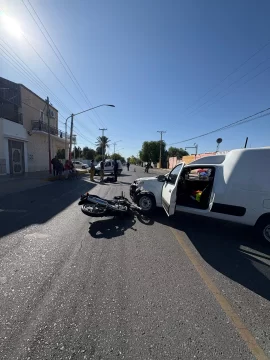 Un motociclista resultó herido tras chocar contra una camioneta Un motociclista resultó herido tras chocar contra una camioneta