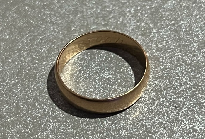 Con la excusa de tener un orzuelo, le pidió prestado un anillo de oro a una mujer, huyó y lo atraparon Con la excusa de tener un orzuelo, le pidió prestado un anillo de oro a una mujer, huyó y lo atraparon