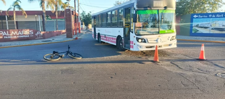Una ciclista chocó contra un colectivo y terminó en hospital Una ciclista chocó contra un colectivo y terminó en hospital