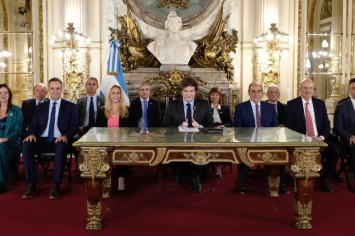 Javier Milei dijo que la Argentina recibirá USD 32 mil millones y afirmó: “Eliminamos el cepo para siempre”