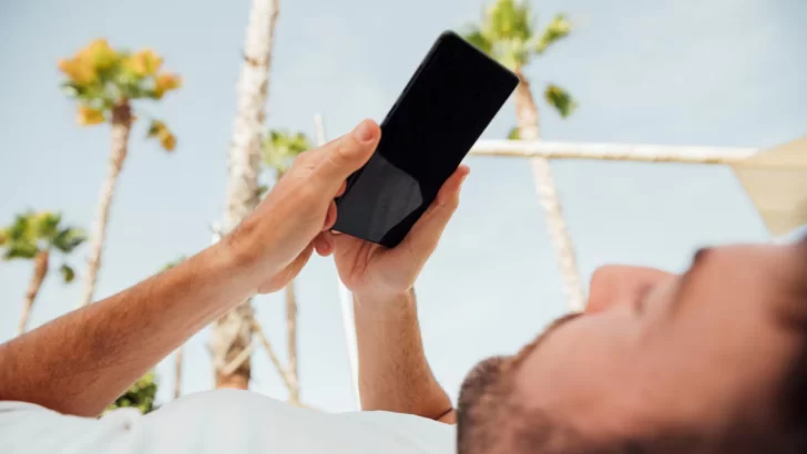 Un informe reveló cuánto tiempo pasan los argentinos usando dispositivos móviles Un informe reveló cuánto tiempo pasan los argentinos usando dispositivos móviles