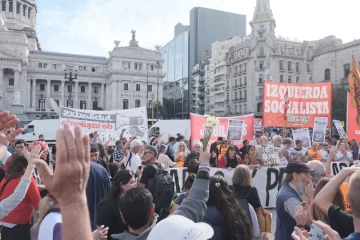 Incidentes y detenidos en una nueva marcha de jubilados y piqueteros en Buenos Aires Incidentes y detenidos en una nueva marcha de jubilados y piqueteros en Buenos Aires