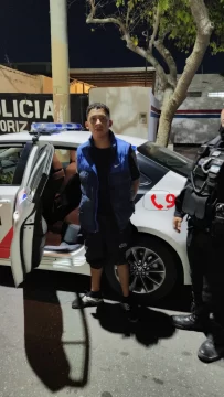 Un delincuente fue detenido tras robarle a un motociclista y huir en colectivo Un delincuente fue detenido tras robarle a un motociclista y huir en colectivo