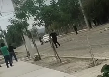 Tarde de tensión en un barrio de Caucete: atacaron a piedrazos a la Policía y hubo disparos al aire Tarde de tensión en un barrio de Caucete: atacaron a piedrazos a la Policía y hubo disparos al aire