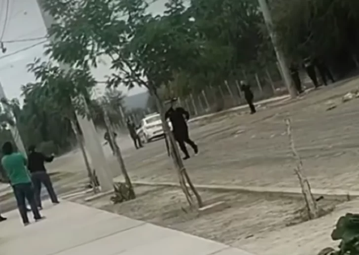 Tarde de tensión en un barrio de Caucete: atacaron a piedrazos a la Policía y hubo disparos al aire Tarde de tensión en un barrio de Caucete: atacaron a piedrazos a la Policía y hubo disparos al aire