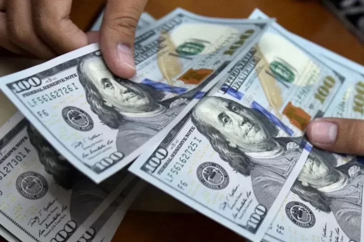 El dólar oficial comenzó diciembre estable, pero el blue en San Juan aumentó a $1.490