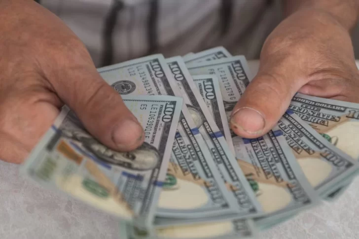 El dólar oficial sufrió la mayor caída desde mayo: este lunes cotizó a $1.349