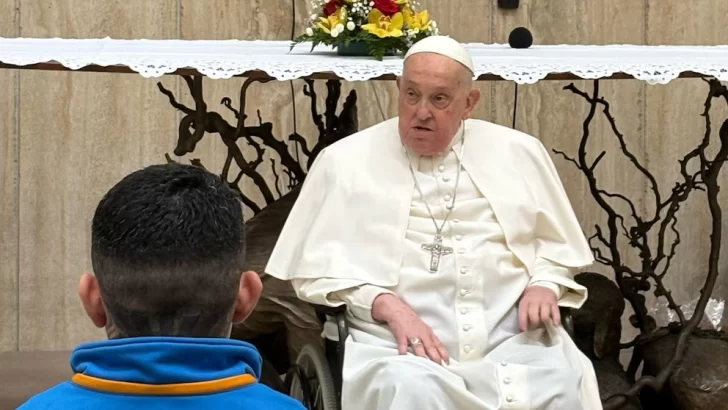 Francisco visitó una cárcel romana por Jueves Santo en medio de su recuperación