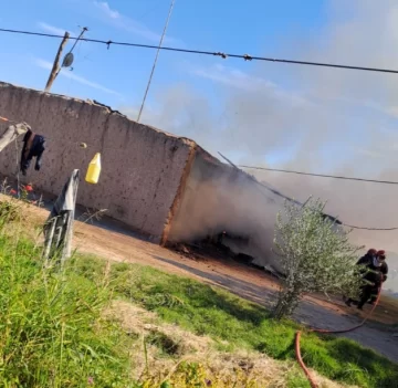 Grave incendio en San Martín: explotó una garrafa y las pérdidas fueron prácticamente totales Grave incendio en San Martín: explotó una garrafa y las pérdidas fueron prácticamente totales