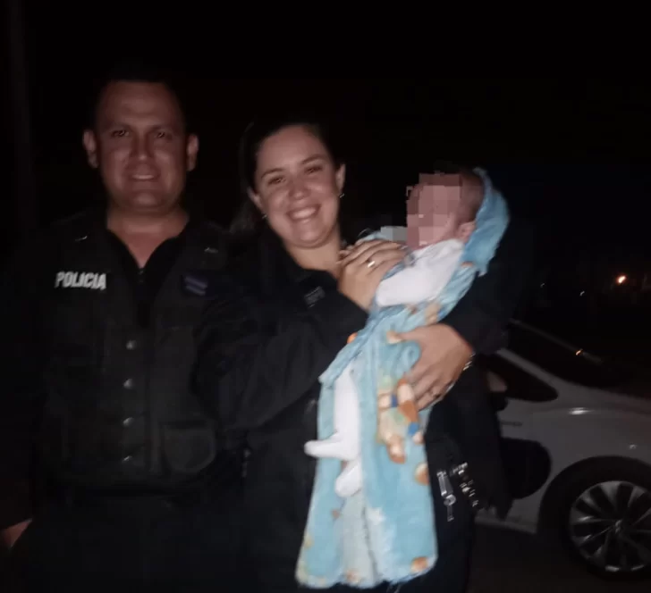 Policías le salvaron la vida a un bebé de dos meses que se estaba ahogando Policías le salvaron la vida a un bebé de dos meses que se estaba ahogando