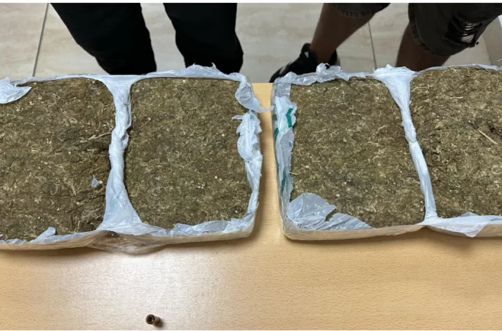 Intentaba llegar a San Juan con más de 4 kilos de marihuana pero los gendarmes la descubrieron Intentaba llegar a San Juan con más de 4 kilos de marihuana pero los gendarmes la descubrieron