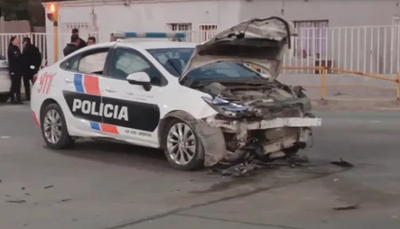 Otro accidente involucró a un patrullero: chocó en el Conector Sur con un auto Otro accidente involucró a un patrullero: chocó en el Conector Sur con un auto