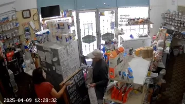 Un jubilado amenazó con un arma a una empleada, robó 200 mil pesos y se dio a la fuga