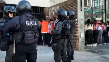 Secuestraron drogas, armas y pirotecnia en tres micros con hinchas de River: son varios los demorados Secuestraron drogas, armas y pirotecnia en tres micros con hinchas de River: son varios los demorados