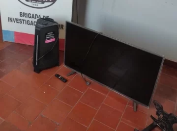 Robaron un TV y un parlante, pero al ser descubiertos, descartaron lo sustraído y se fugaron Robaron un TV y un parlante, pero al ser descubiertos, descartaron lo sustraído y se fugaron