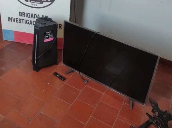 Robaron un TV y un parlante, pero al ser descubiertos, descartaron lo sustraído y se fugaron Robaron un TV y un parlante, pero al ser descubiertos, descartaron lo sustraído y se fugaron